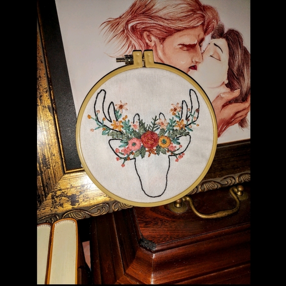 🌸🦌Hand Embroidered beautiful "Deerly Unbeloved" - Picture 2 of 13